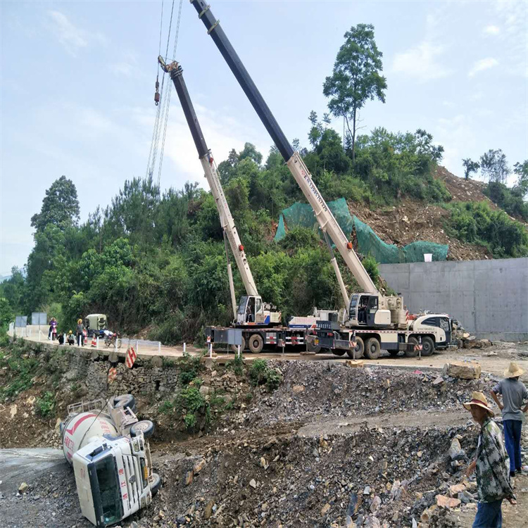 理塘汽车掉沟里叫吊车救援要多少钱